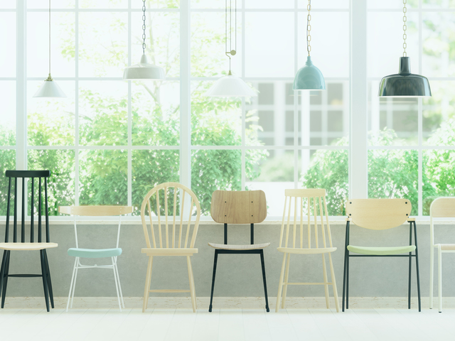 種類別に処分方法が異なる椅子のイメージ