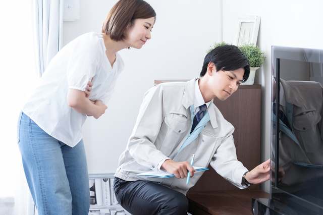 故障したテレビの状態について査定員に相談するお客様
