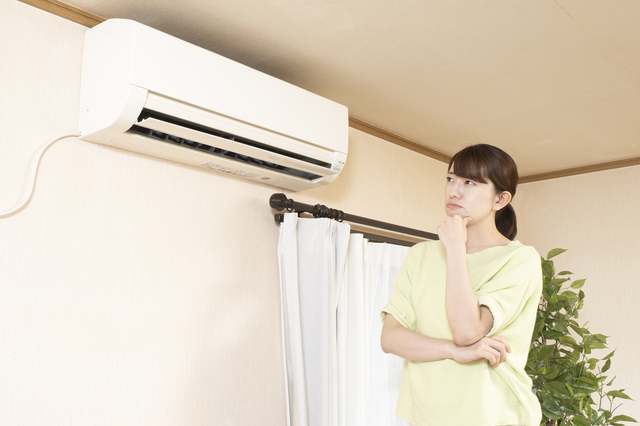 家電を売るか無料回収に出すか判断しているシーン