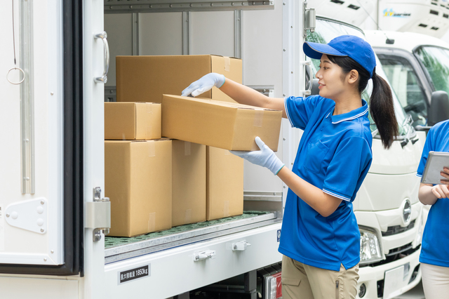 ウレルヤのスタッフが不用品をトラックに積み込むシーン