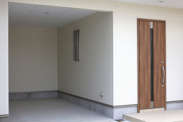 不用品を整理してきれいになったガレージの写真