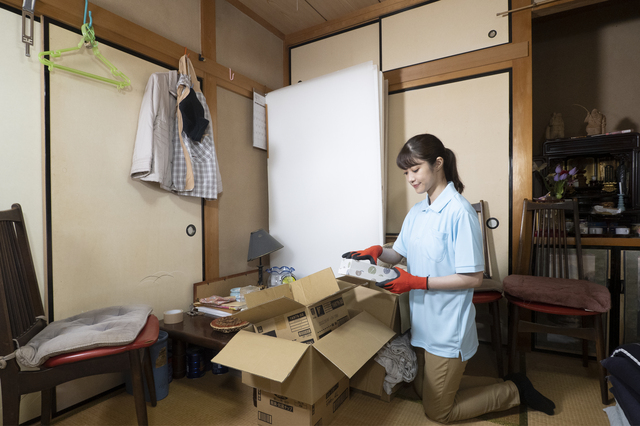 実家片付けで出てきた贈答品を仕分けするシーン