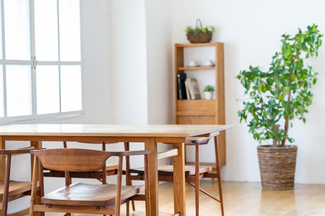 処分を検討している椅子が並んだリビングの様子