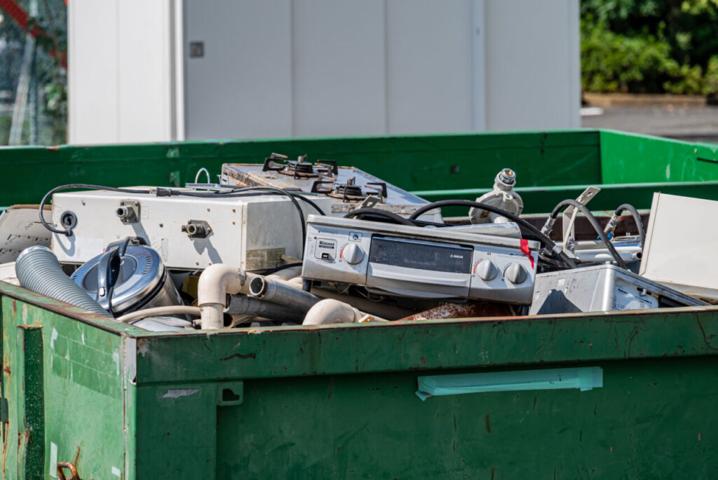 処分方法を検討中の古い炊飯器