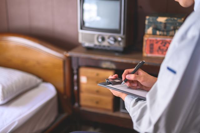 座椅子を含む家具の買取査定をしているシーン