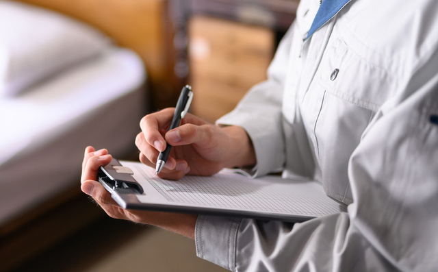 出張買取で掃除機を査定するシーン