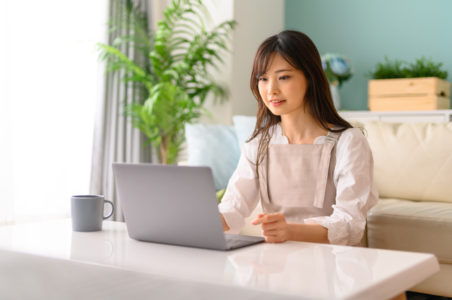 食器の手放し方を検討しているイメージ