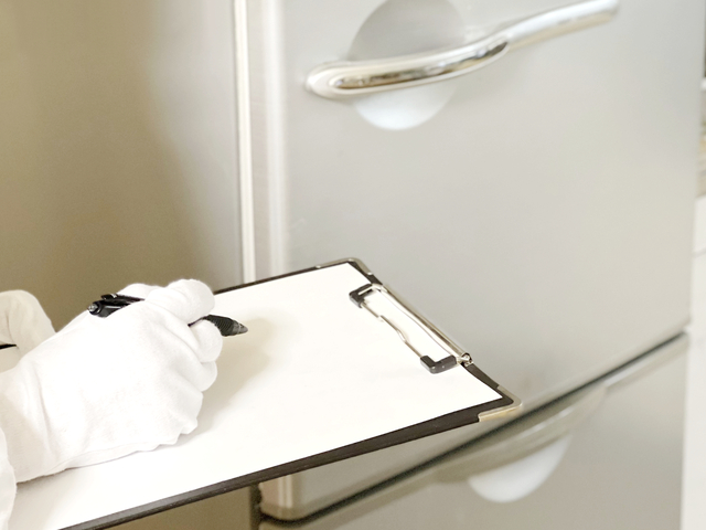 家電の製造年式を確認するシーン