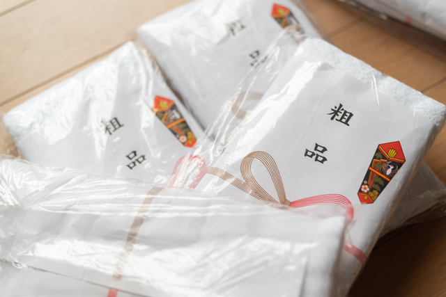 押し入れに大量に溜まった未使用の粗品タオル