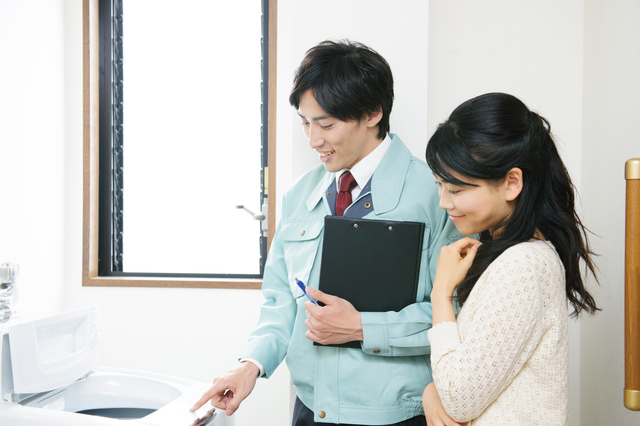 壊れた洗濯機の買取について相談するシーン