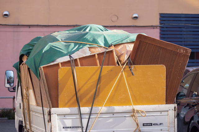 ウレルヤの出張回収でマットレスをトラックに積み込むシーン