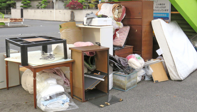 買取不可だったこたつの処分方法を示すシーン