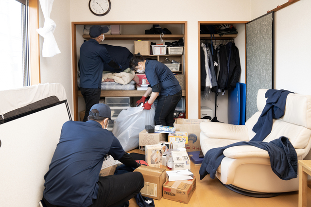 遺品整理の作業現場で遺品を仕分けするスタッフ