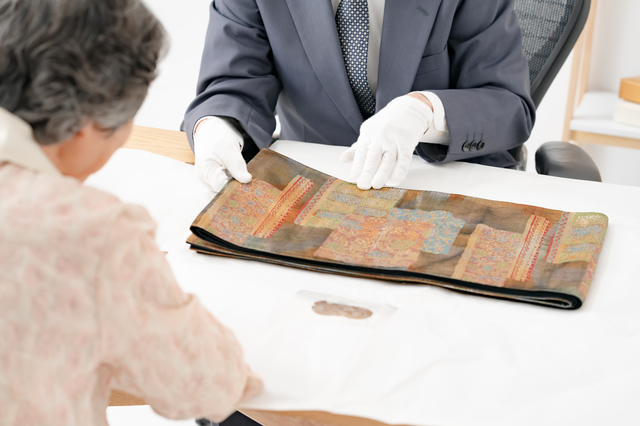遺品整理士が遺品の取り扱いについて説明するシーン