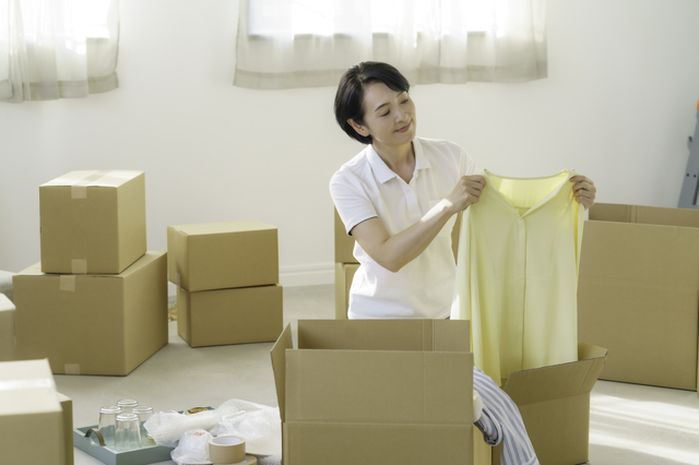 衣替えで不要な服を仕分けしている様子