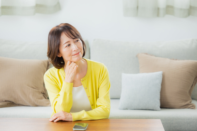 出張買取のトラブルに不安を感じる女性