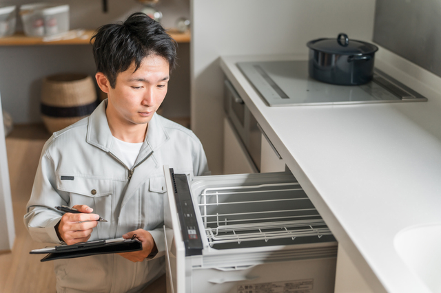 食洗機の型番と製造年を確認するシーン