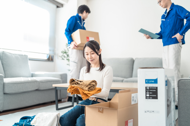 自分で仕分け作業をしながら大型家具の搬出はプロに任せるイメージ