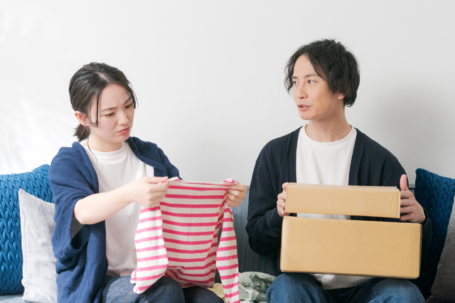 名前入りの子供服を寄付できるか確認しているシーン
