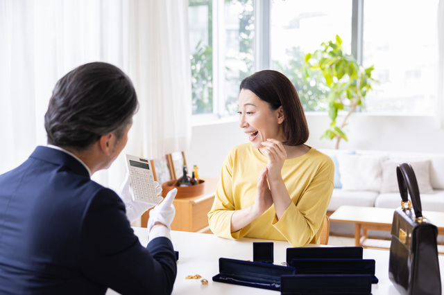 ウレルヤの出張買取で安心して査定を受けるお客様