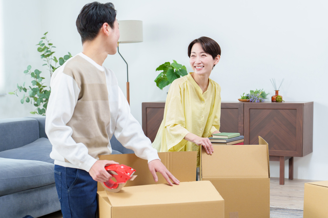 引っ越し前に不用品を仕分けしている部屋の様子