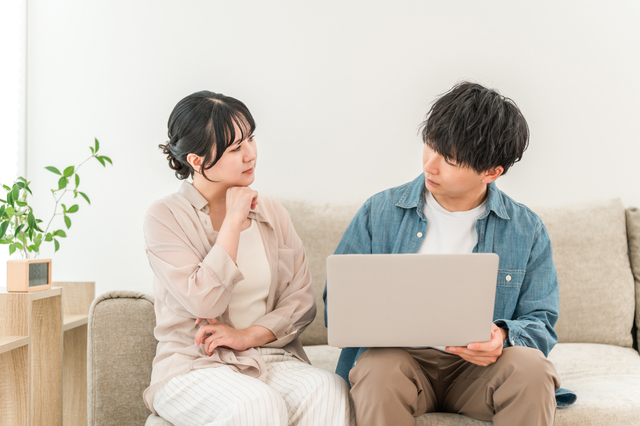 子供服の寄付先を比較検討している様子