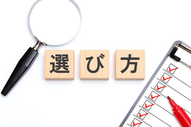 遺品整理業者の見分け方チェックリストを確認する様子