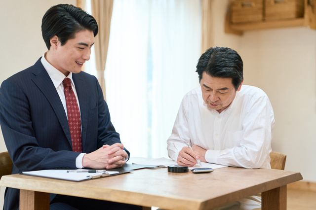 遺品整理業者との契約内容を確認する場面
