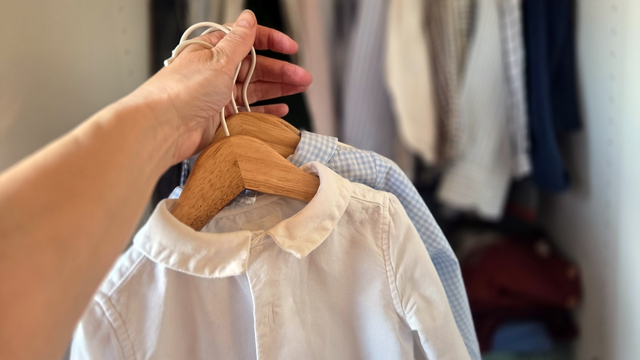 ブランド子供服の買取査定を検討しているシーン