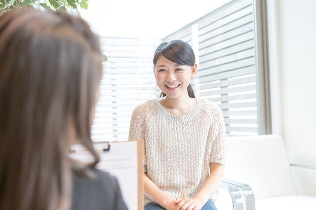 ウレルヤの出張買取で電子レンジを査定するシーン