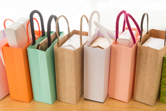 お中元・お歳暮の贈答品を活用方法ごとに仕分けしているシーン
