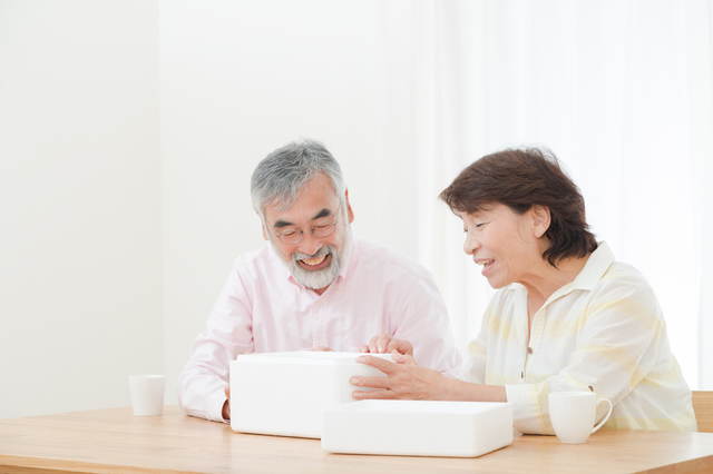 贈答品を手放す前にのし紙を外して仕分けしているシーン
