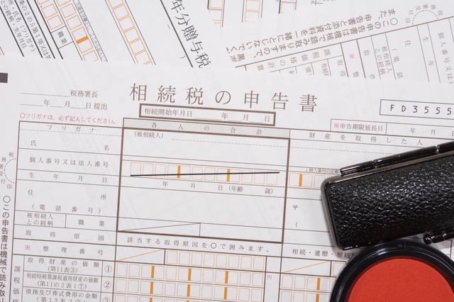 遺品の骨董品と相続税について確認するシーン