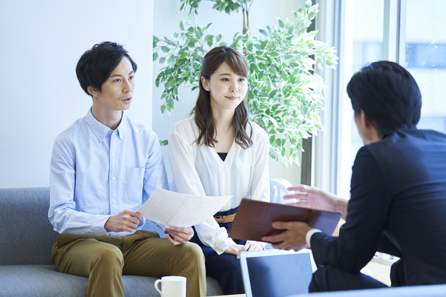 信頼できる遺品整理・買取業者を選ぶ相談シーン