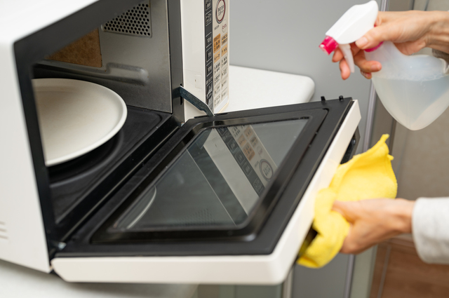 電子レンジの庫内を清掃するシーン