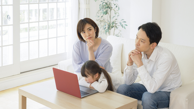 引っ越しで家具の処分を検討している様子