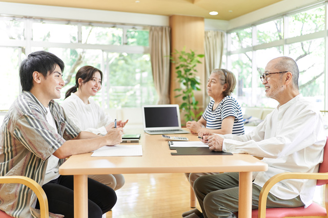 遺品整理について家族で話し合う様子