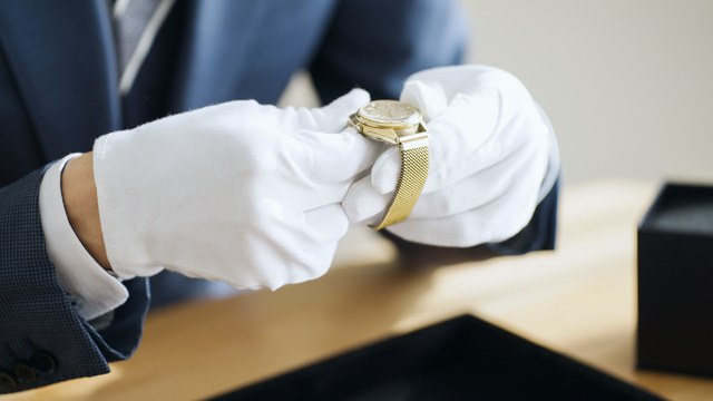 遺品整理士の資格を持つスタッフが遺品を査定するシーン