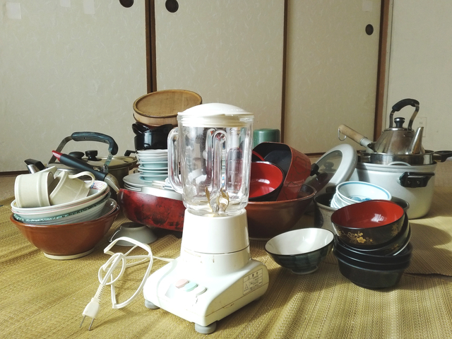 引っ越しの不用品を品目別に仕分けしたテーブル