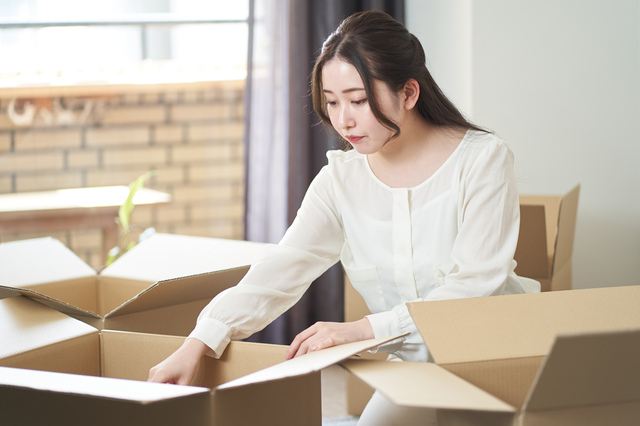 捨てずに手放すために不用品を段ボールに詰めている様子