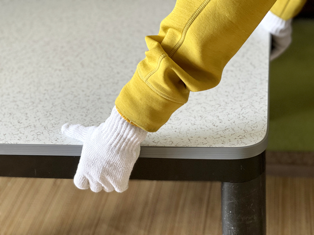 ウレルヤの出張買取スタッフがこたつを運び出すシーン