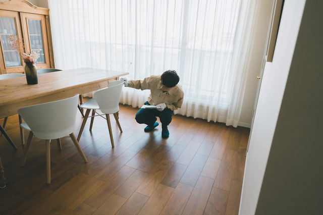 ダイニングテーブルの買取査定をしている様子