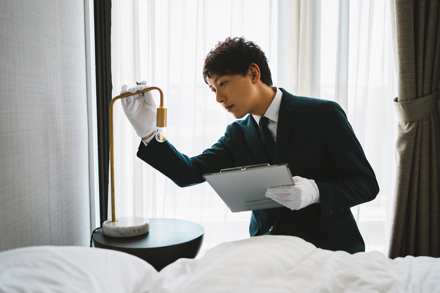 ウレルヤの査定士が照明器具の状態をチェックするシーン