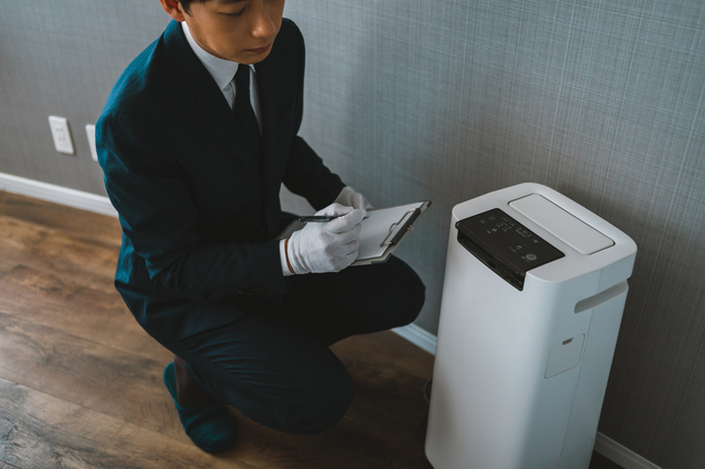 空気清浄機の買取査定で本体の状態を確認するシーン