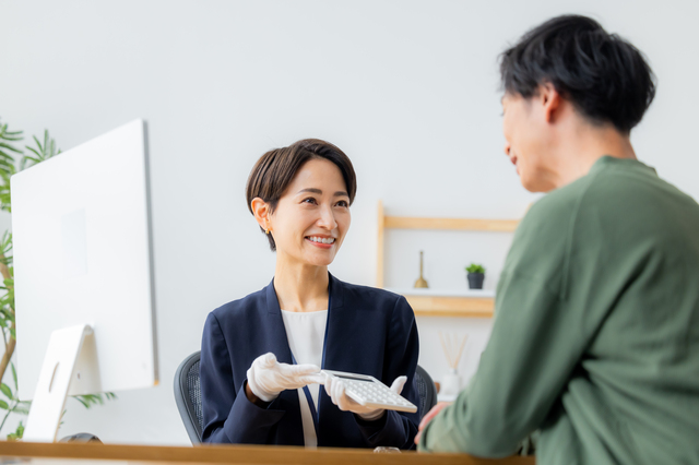 ウレルヤの出張買取で買取金額を説明するシーン
