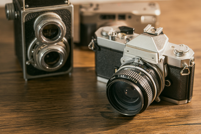遺品整理で見つかった古いフィルムカメラと付属レンズ