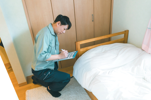 ウレルヤの出張買取での布団査定の様子