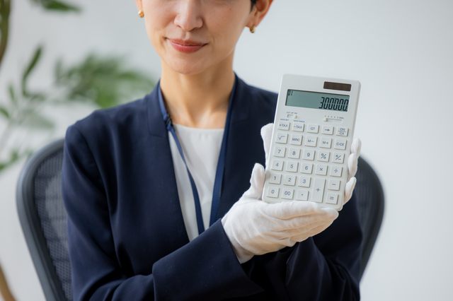 フィットネス器具の買取金額を提示する査定士のイメージ