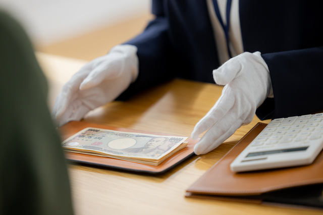 カーペット買取成立時のお客様への現金手渡しシーン