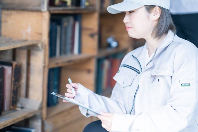 ウレルヤが本棚を出張買取する査定シーン